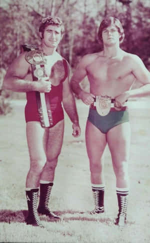 นักมวยปล้ำ Bob Armstrong และ Robert Fuller ภาพเต็มตัววินเทจ — กาแล็กซี่ Tab S10 FE วอลเปเปอร์