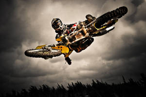 นักสเกตบอร์ดผู้กล้าหาญกระโดดที่สวนสเกตในเมือง — มuted วอลเปเปอร์