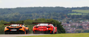 วอลเปเปอร์รถแข่ง Ferrari และ McLaren บนถนน — 3440x1440 วอลเปเปอร์