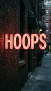 ป้ายนีออนสไตล์เมืองที่มีคำว่า HOOPS — บาสเกตบอล GIF วอลเปเปอร์
