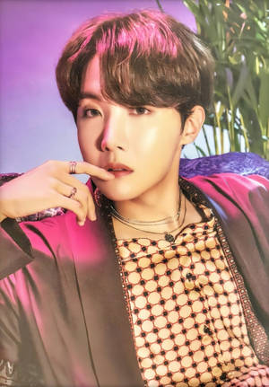 น่ารัก จей-โฮป BTS ในเสื้อสีน้ำตาล