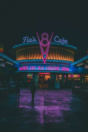บรรยากาศคึกคักที่ Flo's V8 Café ใน Disney California Adventure Park — กลางคืน วอลเปเปอร์