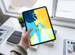 บุคคลถือ Apple iPad Pro — iPad Mini วอลเปเปอร์
