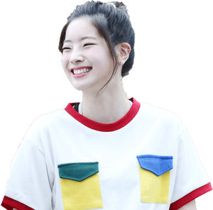 ผู้หญิงยิ้มในเสื้อสีสันสดใส