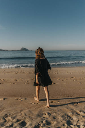 ผู้หญิงสวยบนชายหาดริมทะเล — สวยงามชายหาด วอลเปเปอร์