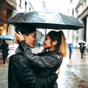 ภาพคู่รักกลางสายฝน