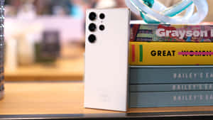 พื้นหลังกองหนังสือสีครีม Samsung S23 Ultra — ซัมซุง এস21 อัลตรา วอลเปเปอร์