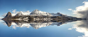 ภาพวอลเปเปอร์อัลตราไวด์ของภูเขาหิมะที่สะท้อนในน้ำ — 3440x1440 วอลเปเปอร์