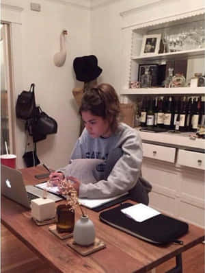 ภาพสาวกำลังเรียน — MacBook วอลเปเปอร์