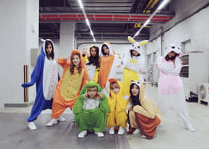 ภาพหมู่ของวง Twice ในชุดลำลอง — 트와이스 วอลเปเปอร์