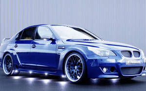 รถ BMW Hamann สีฟ้าบริสุทธิ์บนพื้นหลังสีฟ้า