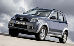 รถ Daihatsu สีแดงโฉบเฉี่ยวและมีสไตล์บนท้องถนน — MacBook Pro M1 วอลเปเปอร์