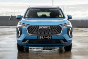 รถยนต์นั่งส่วนบุคคล Haval เรียบลื่นและทันสมัยขับผ่านภูมิประเทศกว้างใหญ่ — MacBook Pro วอลเปเปอร์