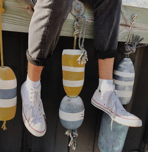 วอลเปเปอร์รองเท้า Converse Chuck Taylor สีขาวคลาสสิก — กาแล็กซี่ Z Flip7 FE วอลเปเปอร์