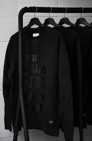ราวเสื้อผ้ามินิมอลกับเสื้อสเวตเชิ้ต — อินฟินิกซ์ เอ็กซ์แพด จีที วอลเปเปอร์