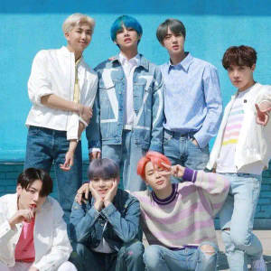 วงบีทีเอสโพสท่าหน้าซนด้วยกันบนกำแพงสีฟ้า — BTS วอลเปเปอร์