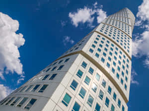 วิวเส้นขอบฟ้าอาอันน่าทึ่งของ Turning Torso ตึกที่สูงที่สุดในสวีเดน — 蓝天 วอลเปเปอร์