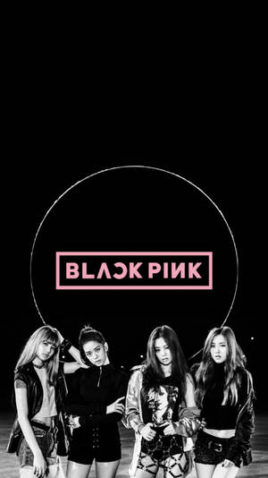 วอลเปเปอร์ Blackpink สมาชิกบนพื้นดำพร้อมโลโก้ในวงแหวนแสง