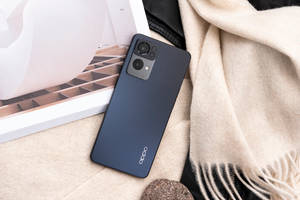 สมาร์ทโฟน Oppo สีเทาเข้ม