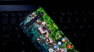 สมาร์ทโฟน Xiaomi บนคีย์บอร์ด