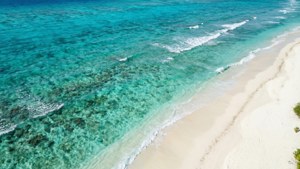 มุมมองทางอากาศของมหาสมุทรสีฟ้าครามใสและชายหาดทรายขาว — มหาสมุทร วอลเปเปอร์