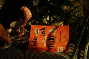 วอลเปเปอร์สไตล์พรีปปี้สีส้มพร้อมหนังสือ — พรีพพี่ เอสเธติก วอลเปเปอร์