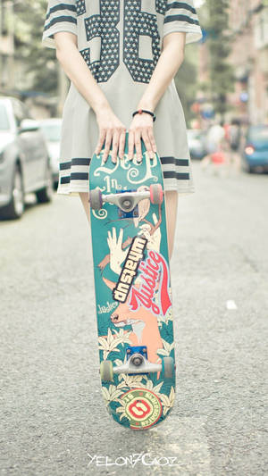 สาวถือสเก็ตบอร์ดครึ่งตัวสำหรับ iPhone — คูล ไอโฟน วอลเปเปอร์
