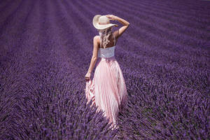 สาวสวยเดินในทุ่งลาเวนเดอร์สไตล์สวยงาม