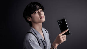 สุนทรียภาพ BTS V ถือโทรศัพท์ — สุนทรียภาพ BTS วอลเปเปอร์