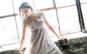 หญิงมีออร่าในโกดัง 2560x1600 — 3440x1440 วอลเปเปอร์