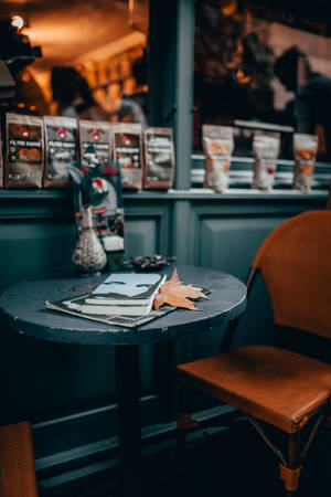 หนังสือบนโต๊ะร้านกาแฟ — เสี่ยวหมี่ แท็บเล็ต 7 อัลตรา วอลเปเปอร์