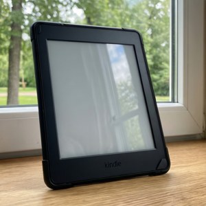 Kindle ที่มีหน้าจอด้านแสดงภาพสะท้อนของหน้าต่าง ได้แรงบันดาลใจจากธรรมชาติ — Kindle วอลเปเปอร์