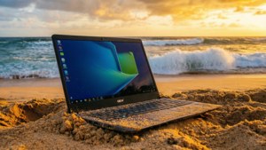 Chromebook วางอยู่บนหาดทรายในช่วงพระอาทิตย์ตกดินที่สวยงาม