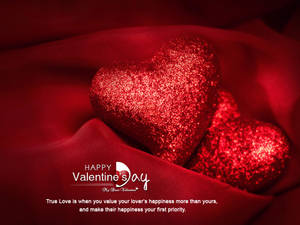 หัวใจประกายระยิบระยับสองดวงวางเคียงกันบนผ้าสีแดงนุ่ม พร้อมข้อความ 'Happy Valentine's Day' ด้านล่าง — 4:3 วอลเปเปอร์