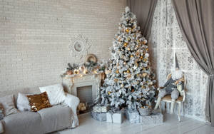ห้องคริสต์มาสสวยงามตกแต่งสีขาว — บรรยากาศคริสต์มาสอบอุ่น วอลเปเปอร์