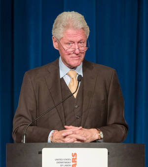 อดีตประธานาธิบดี Bill Clinton กำลังกล่าวสุนทรพจน์ — Honor Magic V Flip 2 วอลเปเปอร์