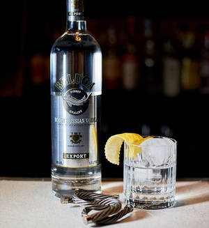 เครื่องดื่ม Beluga Vodka พร้อมเปลือกมะนาว — Honor Magic V Flip 2 วอลเปเปอร์