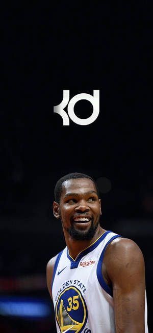 วอลเปเปอร์ Kevin Durant ยิ้มและโลโก้ — iPhone 17 Pro Max วอลเปเปอร์