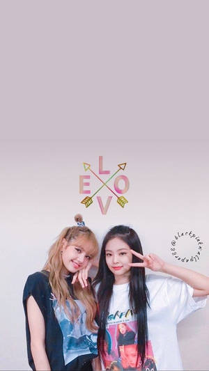 วอลเปเปอร์ลิซ่าและเจนนี่ Blackpink บนพื้นหลังสีขาวพร้อมลูกศรและ LOVE