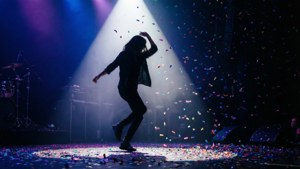 ภาพเงาดramaticของนักเต้นบนเวทีพร้อมกับลูกปาหี่ — ดนตรีสุนทรีย์ วอลเปเปอร์