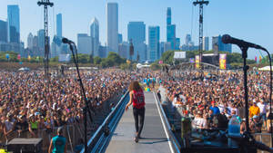 วอลเปเปอร์ Lollapalooza ชิคาโกเวลากลางวัน — Studio Display วอลเปเปอร์