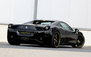 วอลเปเปอร์เฟอร์รารี 458 Italia สีดำ มุมมองด้านหลัง พร้อมลวดลายสีเหลือง