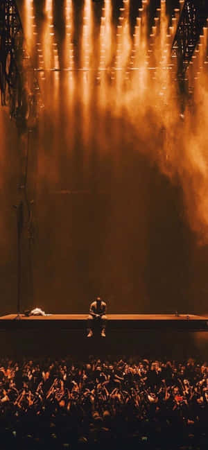 แร็ปเปอร์ผู้โด่งดัง คanye West ในท่าครุ่นคิด — โนเกีย C210 วอลเปเปอร์
