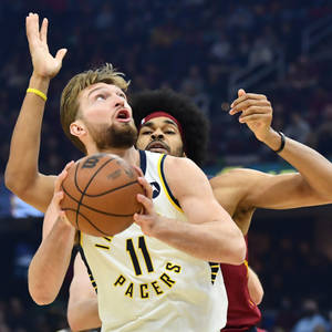 วอลเปเปอร์ Domantas Sabonis ถูกป้องกันโดย Jarett Allen — Pixel Watch 3 วอลเปเปอร์