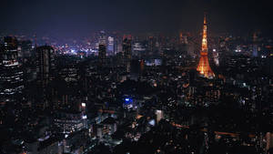 วอลเปเปอร์มุมมองทางอากาศของโตเกียวทาวเวอร์ในเมืองตอนกลางคืน