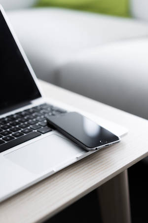 โต๊ะ iPhone พร้อม MacBook — เสี่ยวหมี่ แท็บเล็ต 8 วอลเปเปอร์