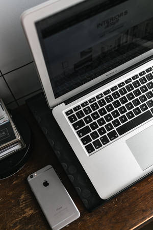 โต๊ะ iPhone พร้อม MacBook สีเงิน — เสี่ยวหมี่ แท็บเล็ต 7 อัลตรา วอลเปเปอร์