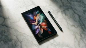 มุมมองจากด้านบนของ S24 Ultra พร้อมปากกา S Pen บนหินอ่อน
