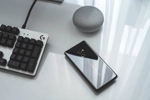 โทรศัพท์ Xiaomi บนโต๊ะ