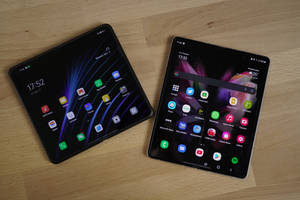 โทรศัพท์พับได้ Oppo และ Samsung